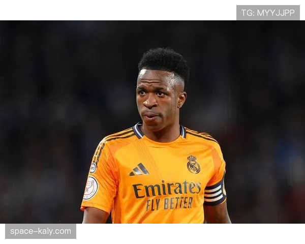 特写:皇马小将首秀破门后,看台上其父母相拥而泣的瞬间